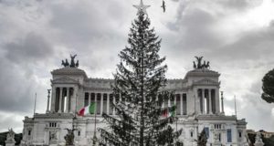 Sarà targato Netflix l'albero di Natale che campeggerà per e festività a Piazza Venezia Roma.